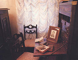 В одной из комнат дома-музея. Иллюстрация из фотоальбома "Иркутск", 1986 г.
